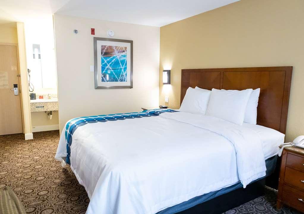 Отель Baymont By Wyndham College Park Atlanta Airport South Номер фото