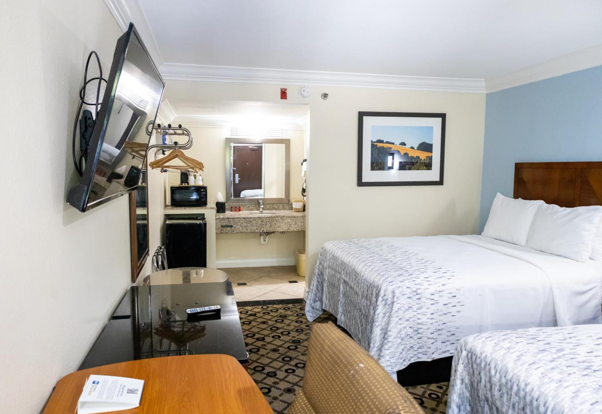 Отель Baymont By Wyndham College Park Atlanta Airport South Экстерьер фото